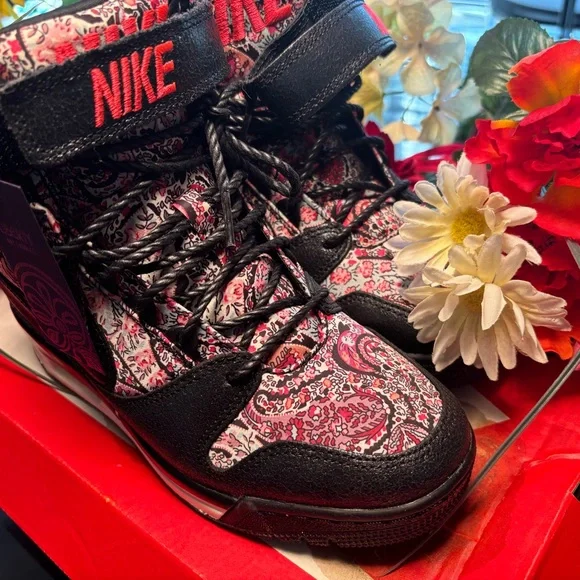 Nike Women’s Sneakers - Picture 9 of 14